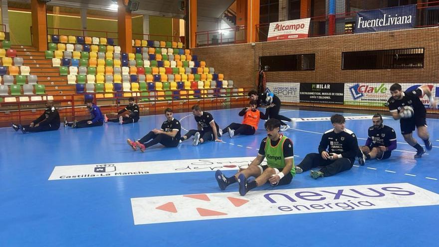La plantilla del Frigoríficos, ayer en el pabellón de El Sargal, en el último entrenamiento antes del partido de esta tarde contra el Rebi Cuenca. |  B.C.