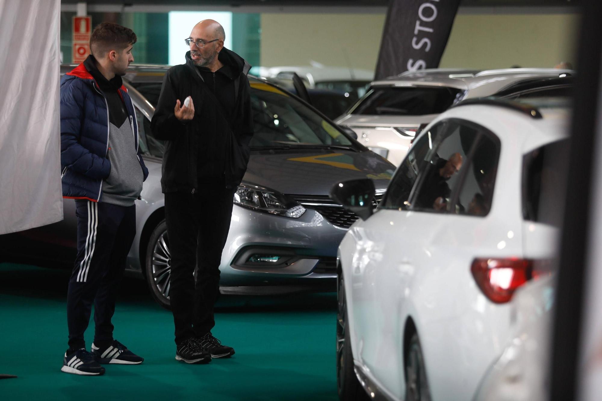 Colas y ventas exprés en el salón del automóvil de Avilés