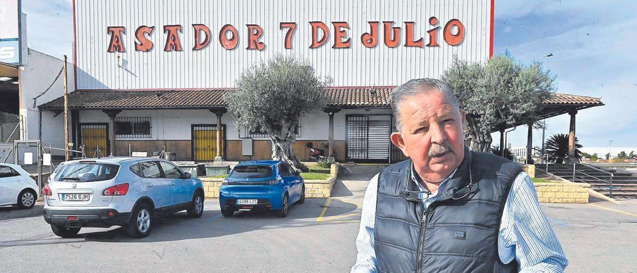 Rufino Brioso, propietario del 7 de Julio, en el aparcamiento del asador