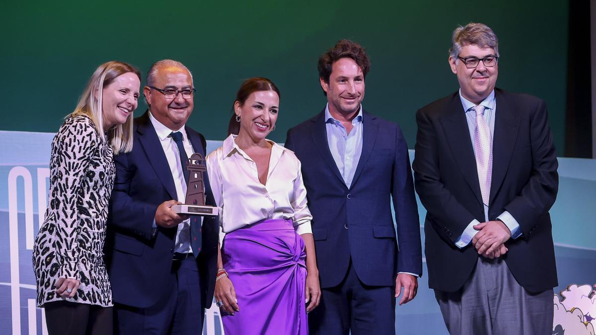 Momento en que Viuda de Tadeo Juan S.A. recoge su premio en la III Gala de Empresas Centenarias de la provincia de Alicante. De izquierda a derecha, Vanesa Juan Miguel, gerente y responsable de Desarrollo y Expansión de la empresa galardonada; Juanet Miguel Llorens, director de Operaciones de la compañía; Eva Toledo e Iván Sempere, fundadores de Padima; y David Beltrá, del Museo Comercial.