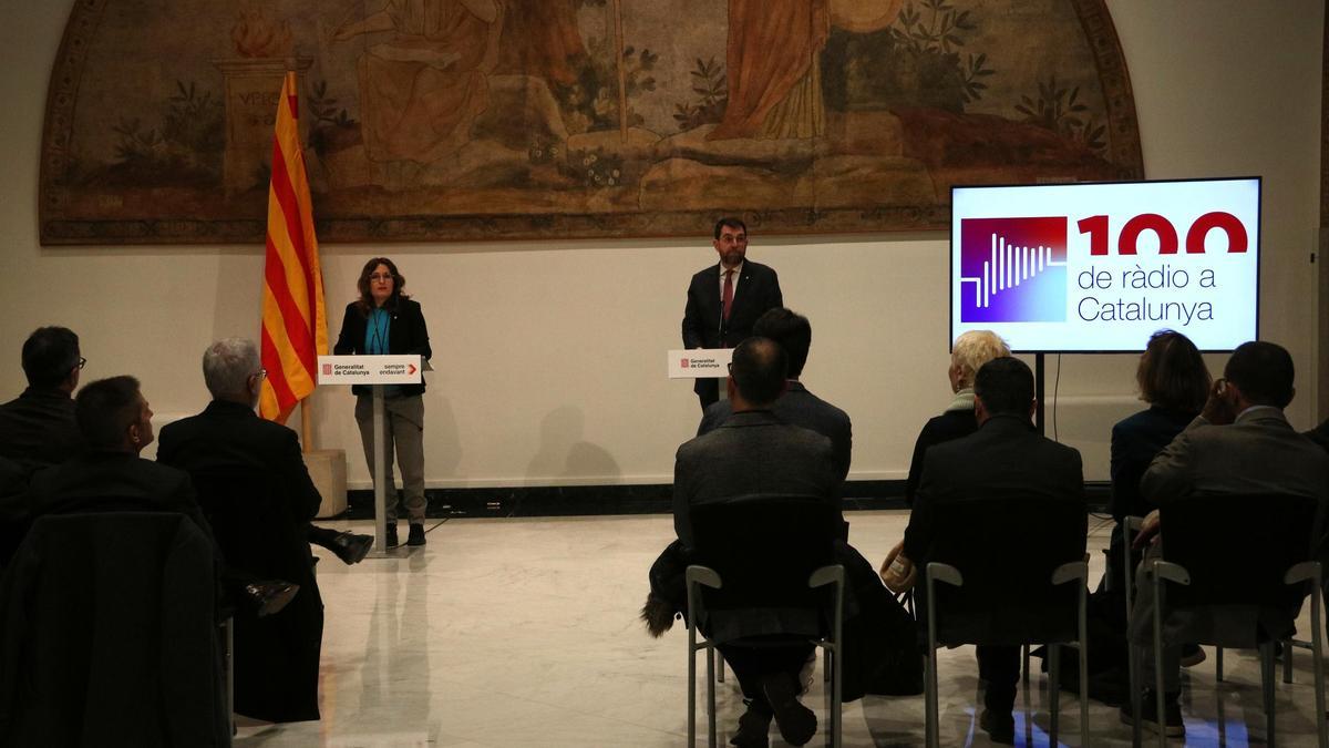 La consellera de la Presidència, Laura Vilagrà Pons, y el secretario de medios y difusión, Oriol Duran, presentan los actos del centenario de la radio en Catalunya