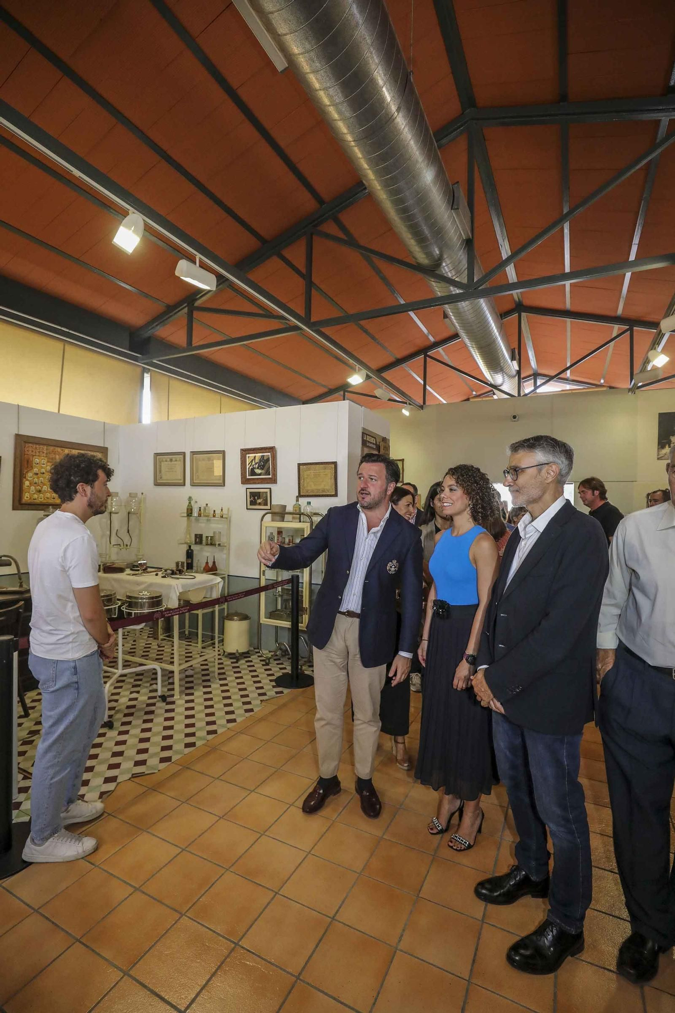 Niños con alma de guia turistica en el museo de pusol Elche