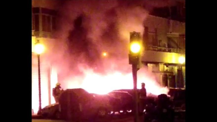 Un coche arde en València junto a una gasolinera