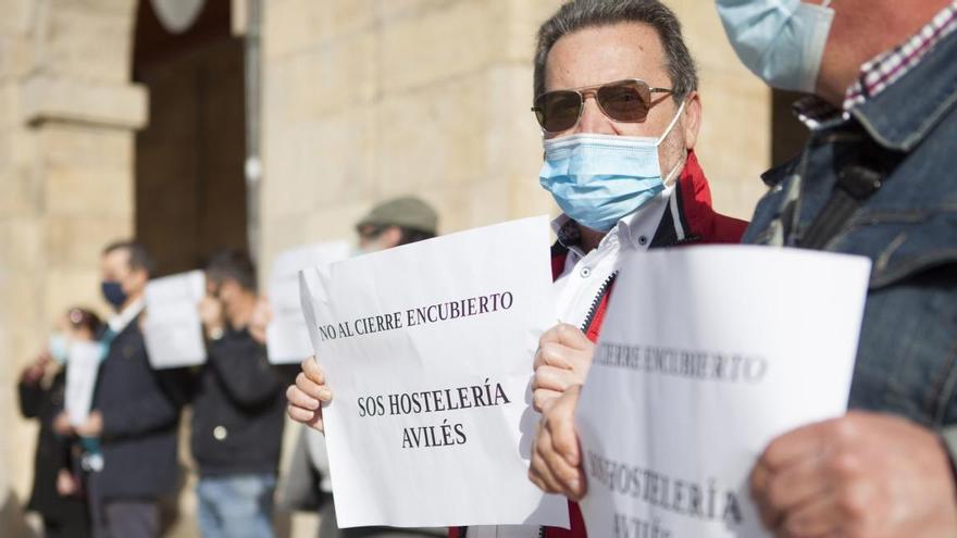 Hosteleros, ayer, en la plaza de España de Avilés.