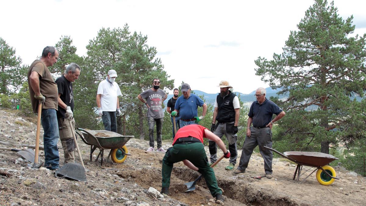 Trabajos de excavación de la trinchera donde se hallan la fosa común, en la Muela de San Juan.