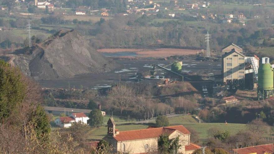 La escombrera norte, a la izquierda, y a continuación la balsa de finos de Mina La Camocha.