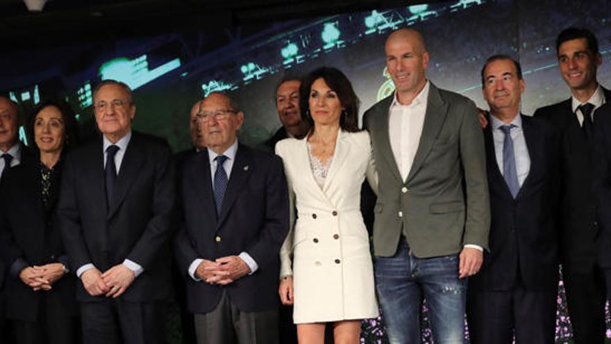 Zinedine Zidane junto a su mujer y miembros del Real Madrid.