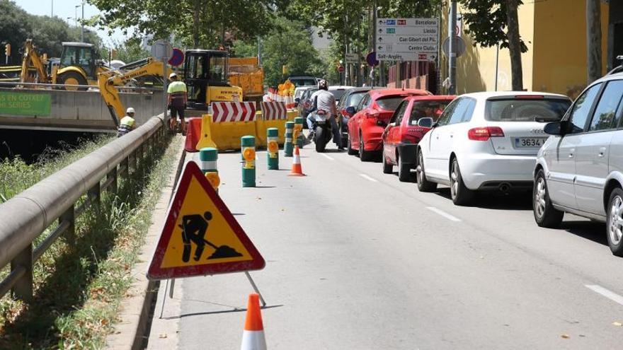 Retencions de trànsit per les obres.