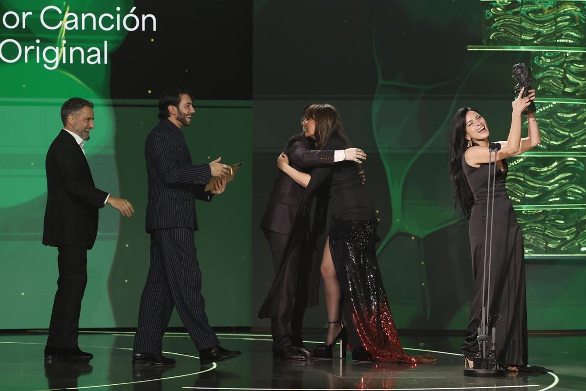 La cantante ´La Tania´(d), recoge el Goya a Mejor Canción Original por Los Almendros.jpg