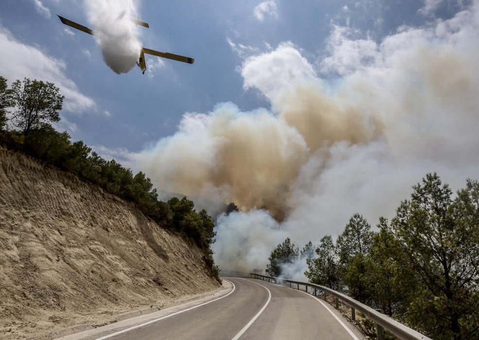 Los bomberos luchan contra el fuego en Guadalest