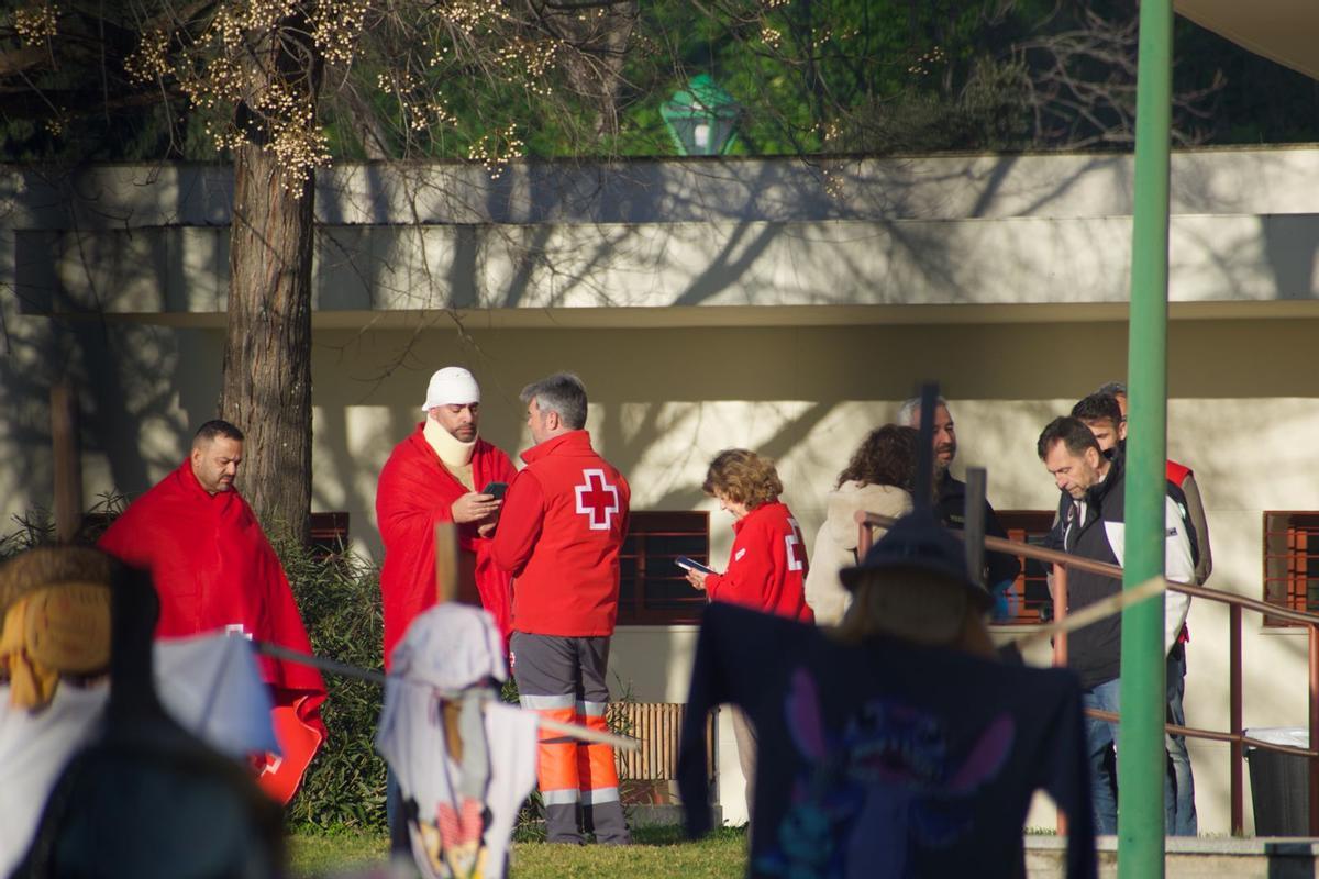 Voluntarios de Cruz Roja atienden a los heridos desplazados al Centro de Educación Ambiental.