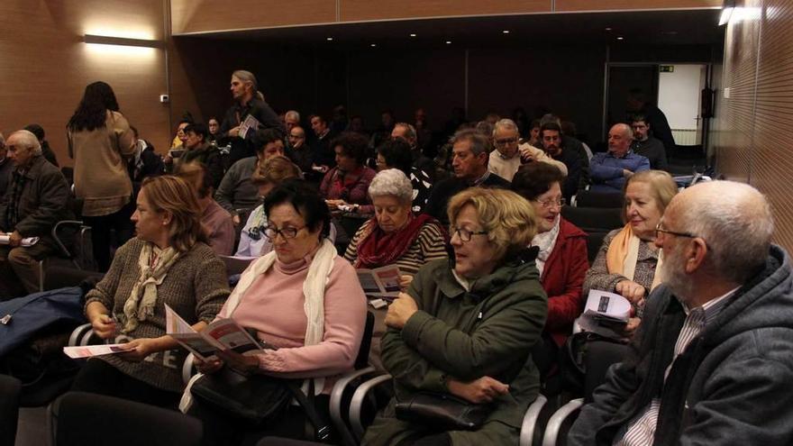 Asistentes, ayer, en La Baragaña, a la reunión de los presupuestos.