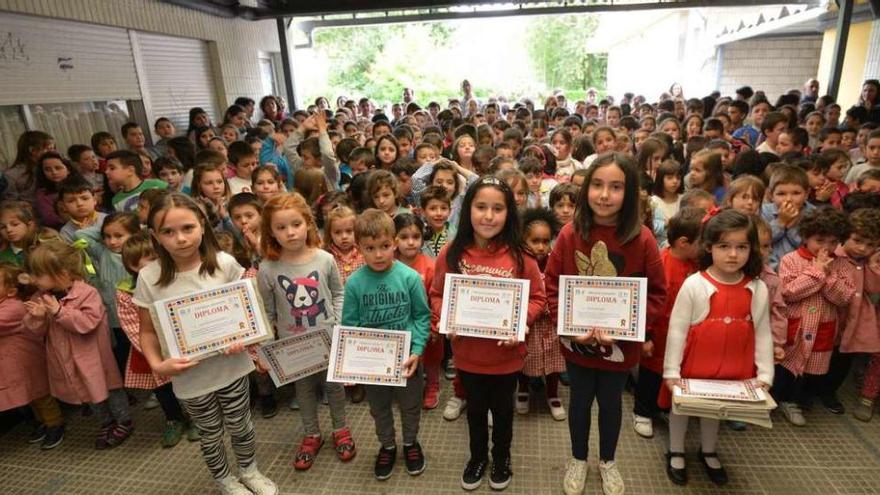 Los niños ganadores arropados por sus compañeros de clase. // Gustavo Santos