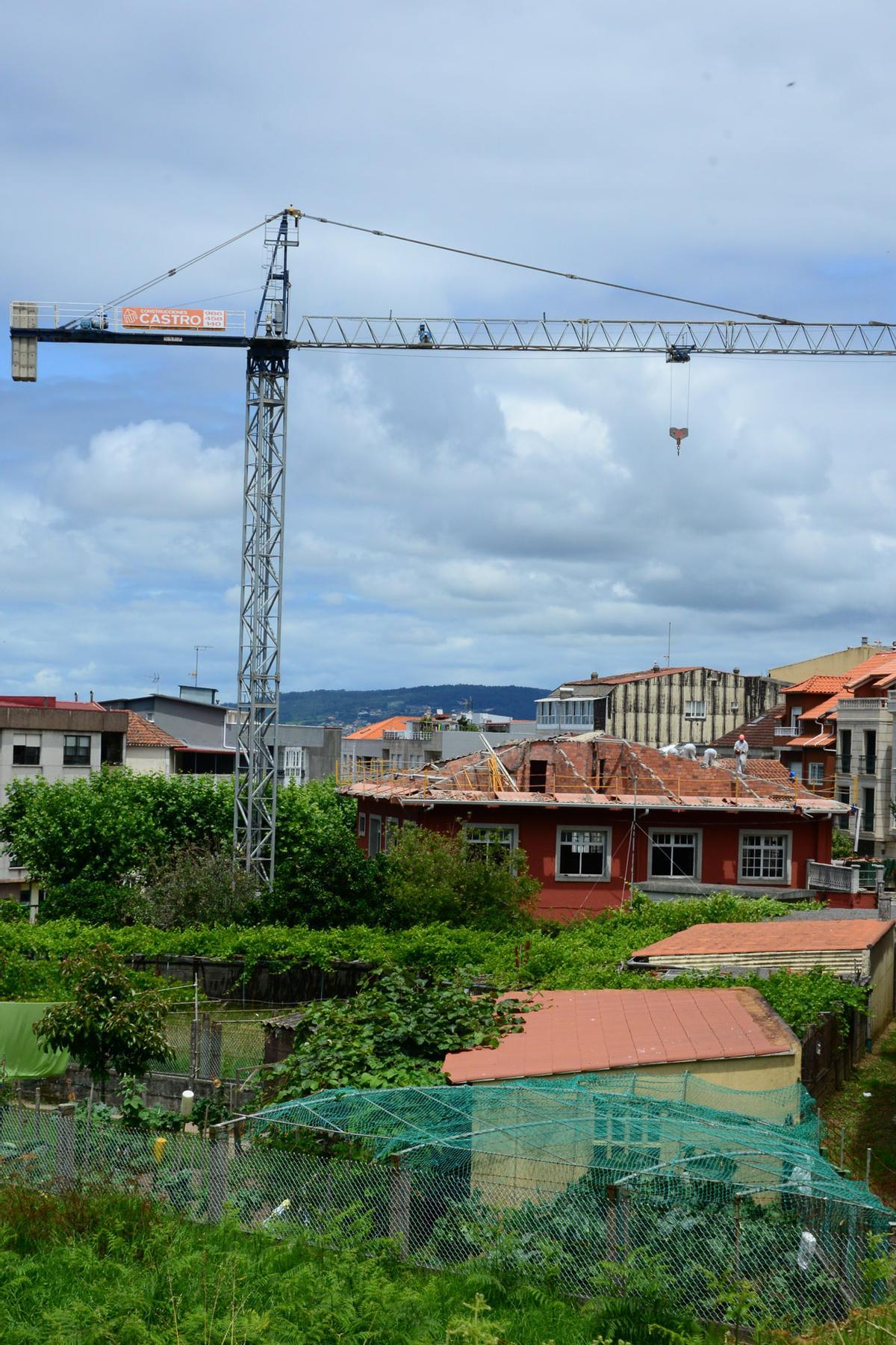 Obras de la biblioteca Torrente Ballester de Bueu, ayer, con la grúa sobre la zona.