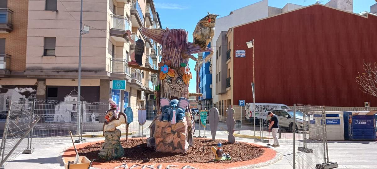 El monumento de la falla País Valencià de Carlet, incompleto.