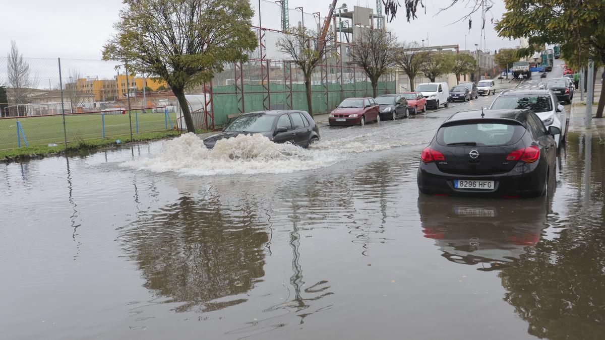 Una calle de Salamanca aparece inundada como consecuencias de las fuertes lluvias.