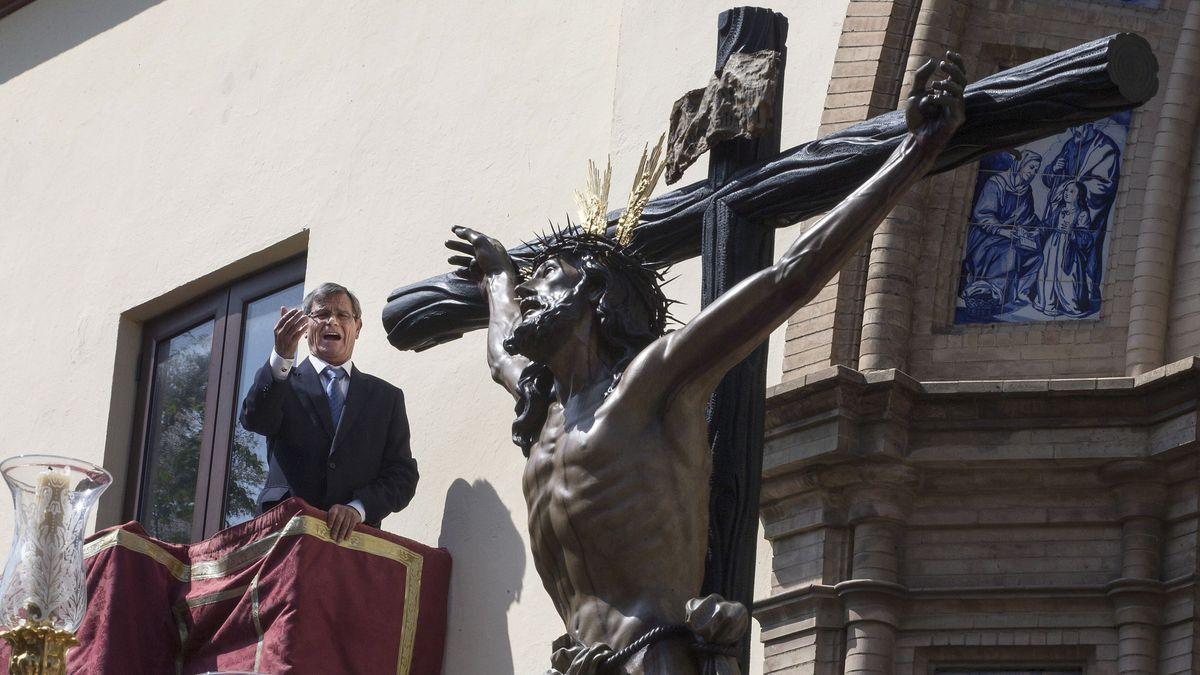 El Cristo de la Expiración sale de su sede canónica, en Triana.