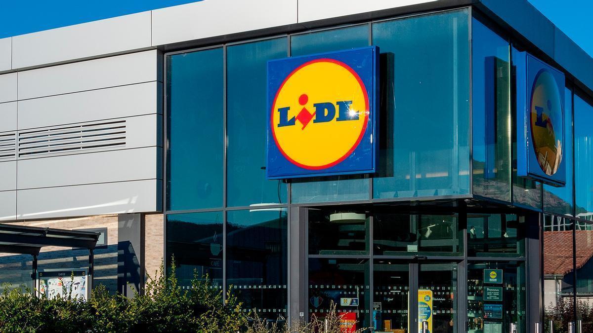 Mañana se esperan colas kilométricas en Lidl para conseguir el toldo de terraza que ofrece protección solar por menos de 15 euros: se pone en cualquier rincón