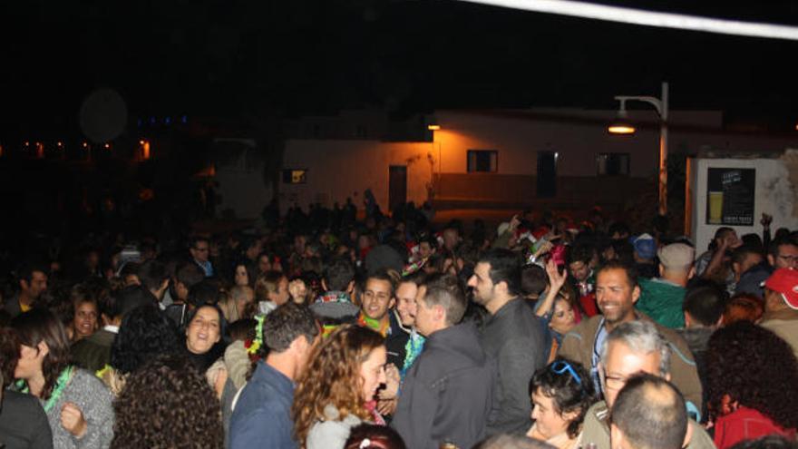 Celebración del fin de año, en la madrugada del pasado martes, en Caleta de Sebo, en La Graciosa. | lp/dlp