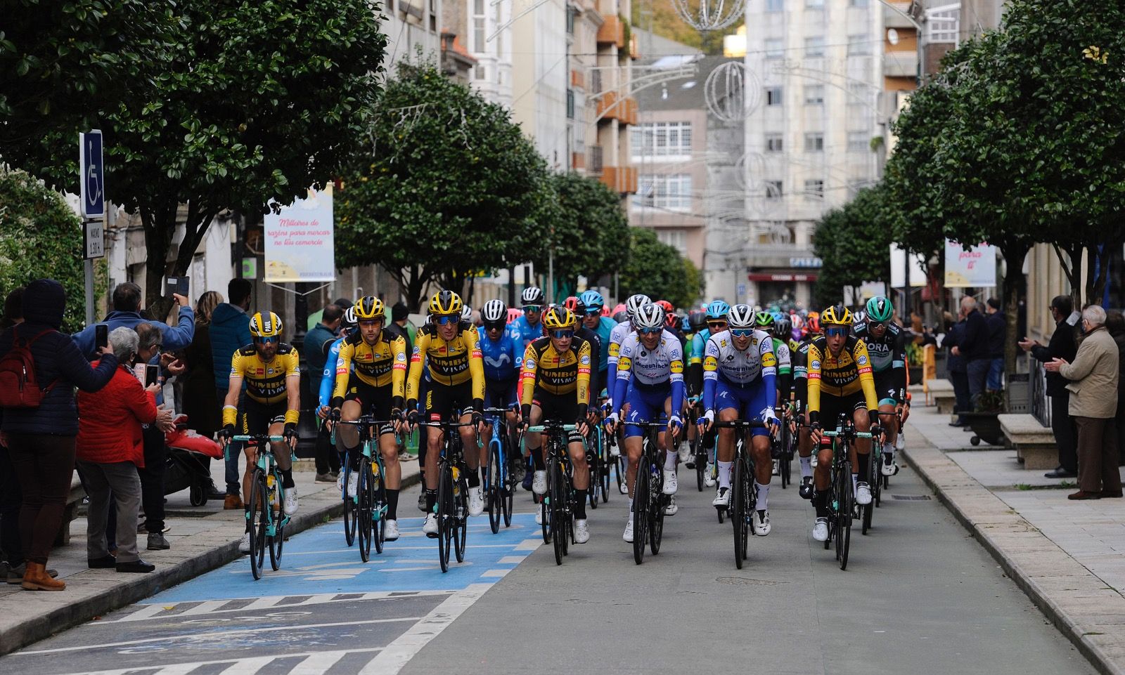 La serpiente multicolor de la Vuelta a España, a su paso por Galicia