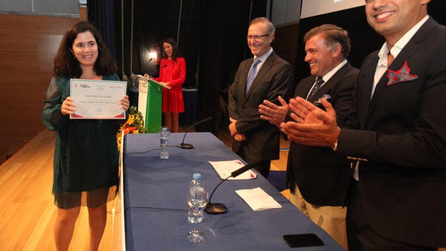 Momento de la entrega de uno de los diplomas durante el acto del pasado viernes.