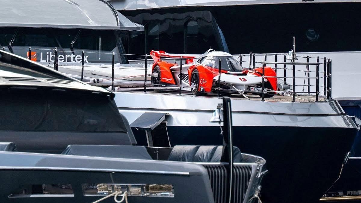 El McLaren Solus GT, en la cubierta de un yate en Mónaco