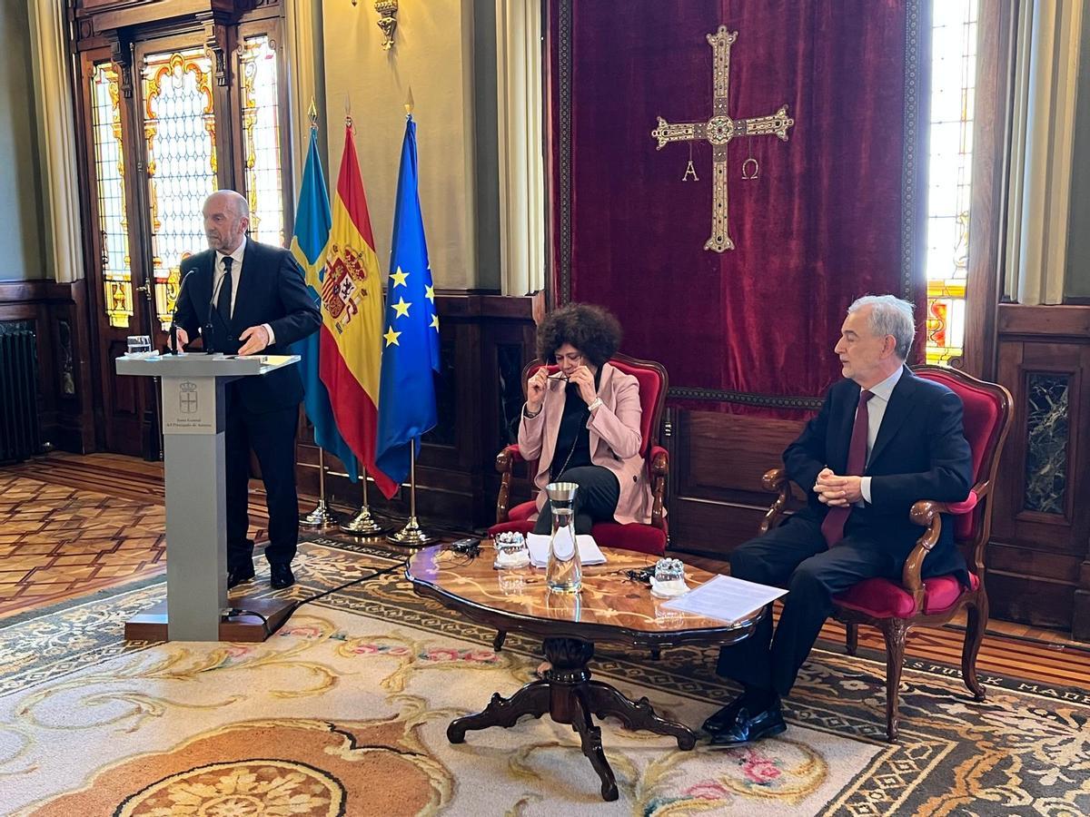 El presidente de la Junta, Juan Cofiño, durante su intervención, en presencia de Elisenda Malaret y Pablo Lucas Murillo de la Cueva.