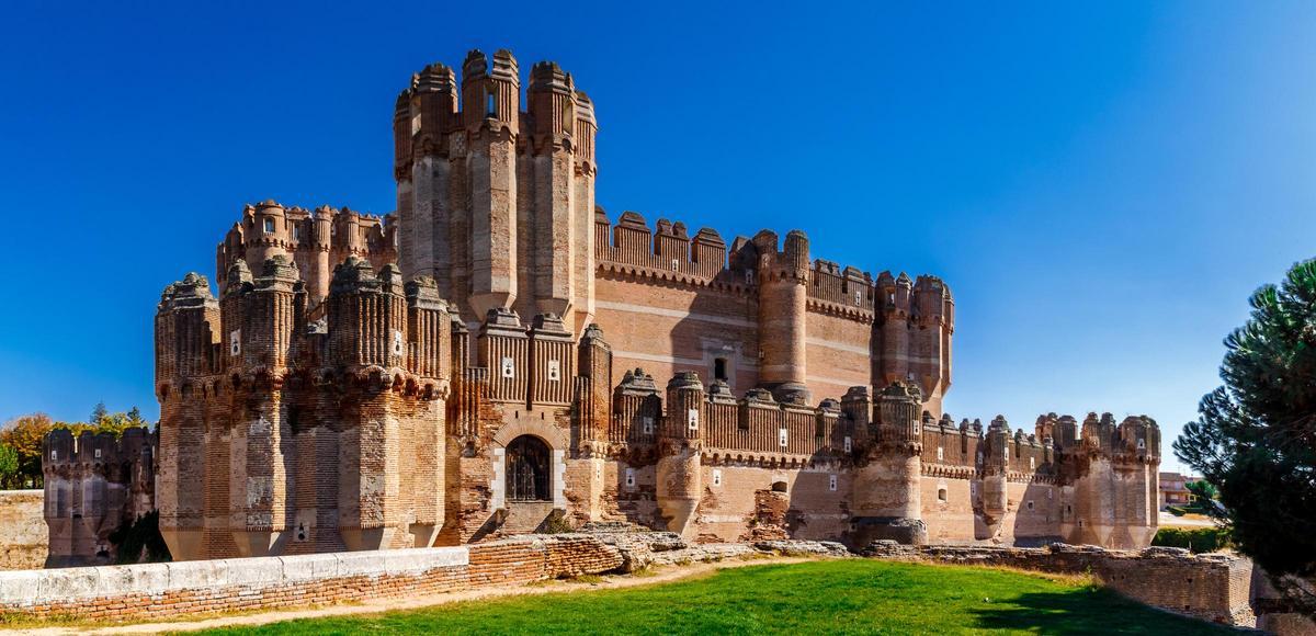 Comenzó a construirse hacia 1473 por encargo de Alonso de Fonseca