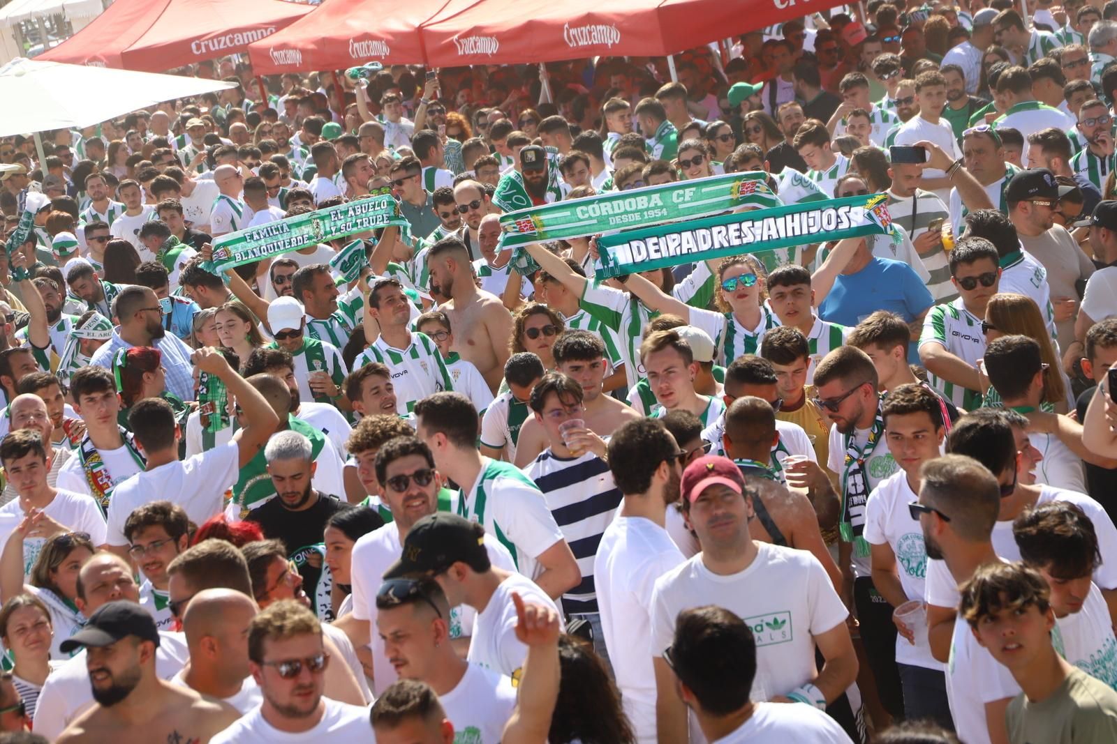 Córdoba CF-Ponferradina | El espectáculo de los aficionados en la Fan Zone de El Arcángel
