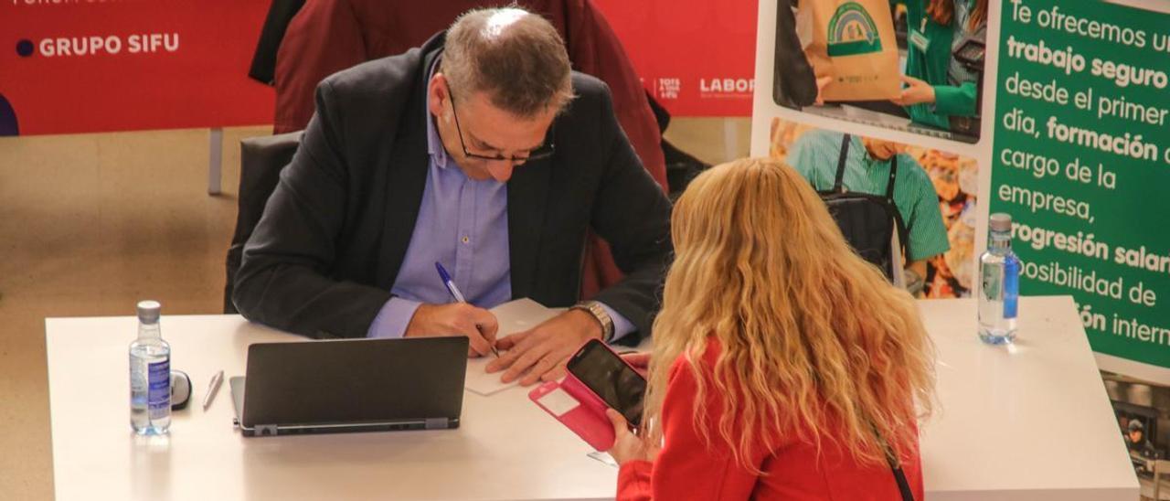 Un stand de Labora en una feria de empleo.