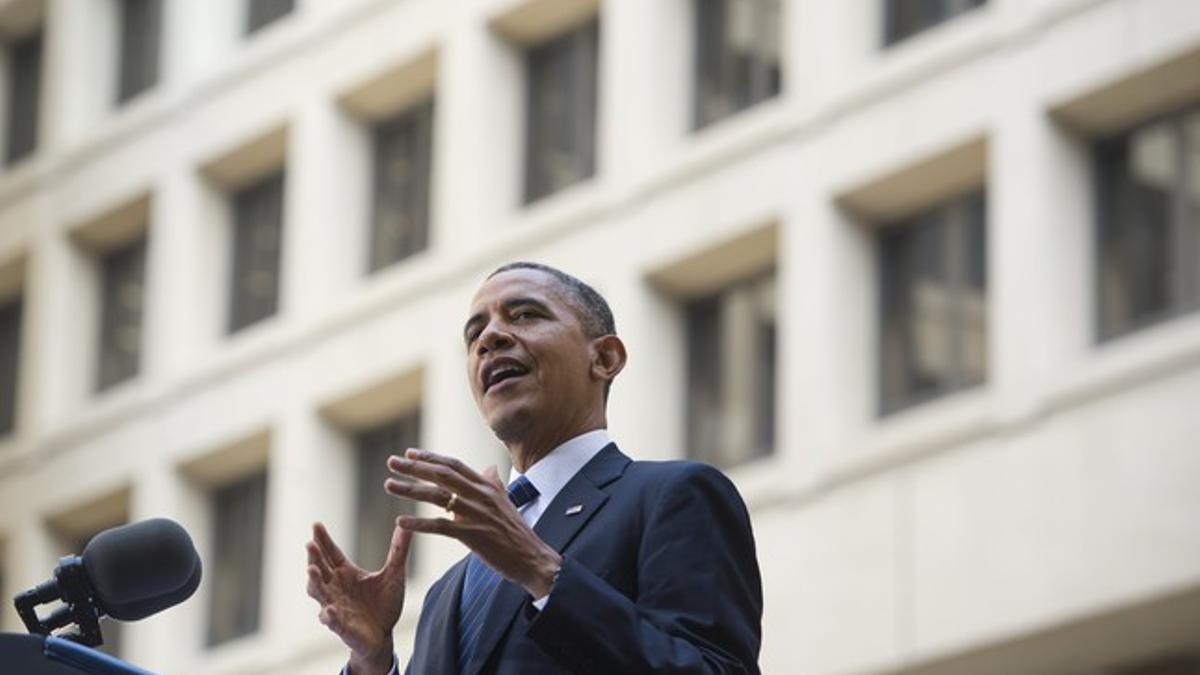 Barack Obama, ante la sede del FBI en Washington, durante el acto de presentación del nuevo director de esta agencia, el lunes.