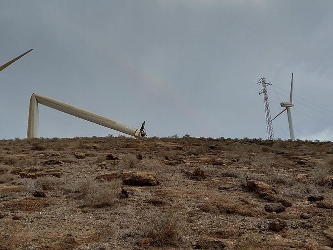 Cae por el viento un aerogenerador en desuso en Lanzarote y deja sin luz a varios núcleos