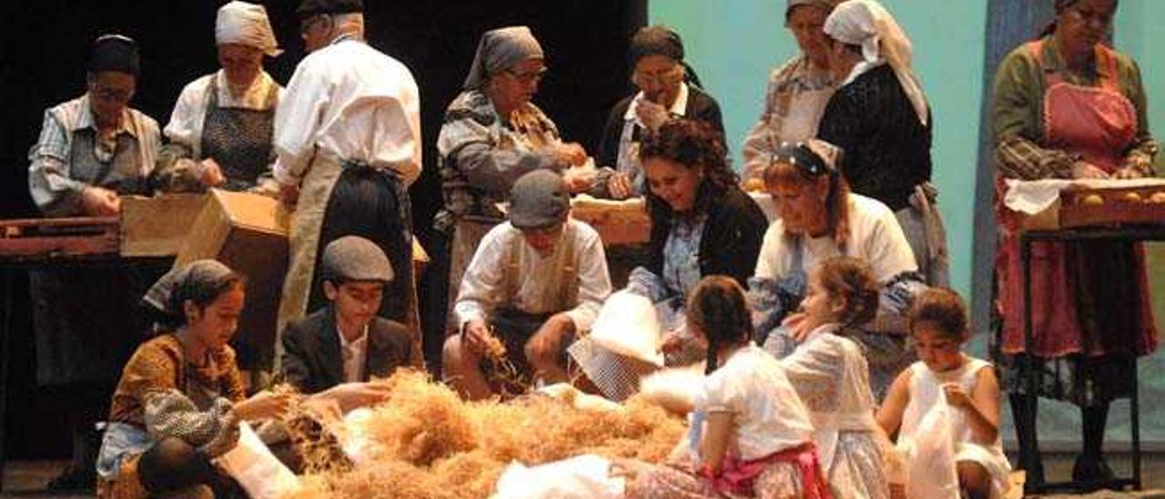 Un momento de la representación de la obra Proyecto Cultural de Desarrollo Comunitario La Aldea.