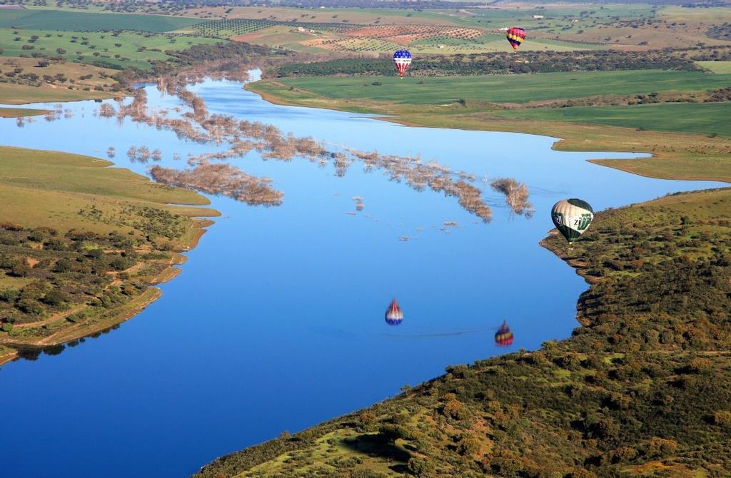 Sobrevuelan con globos la Alqueva