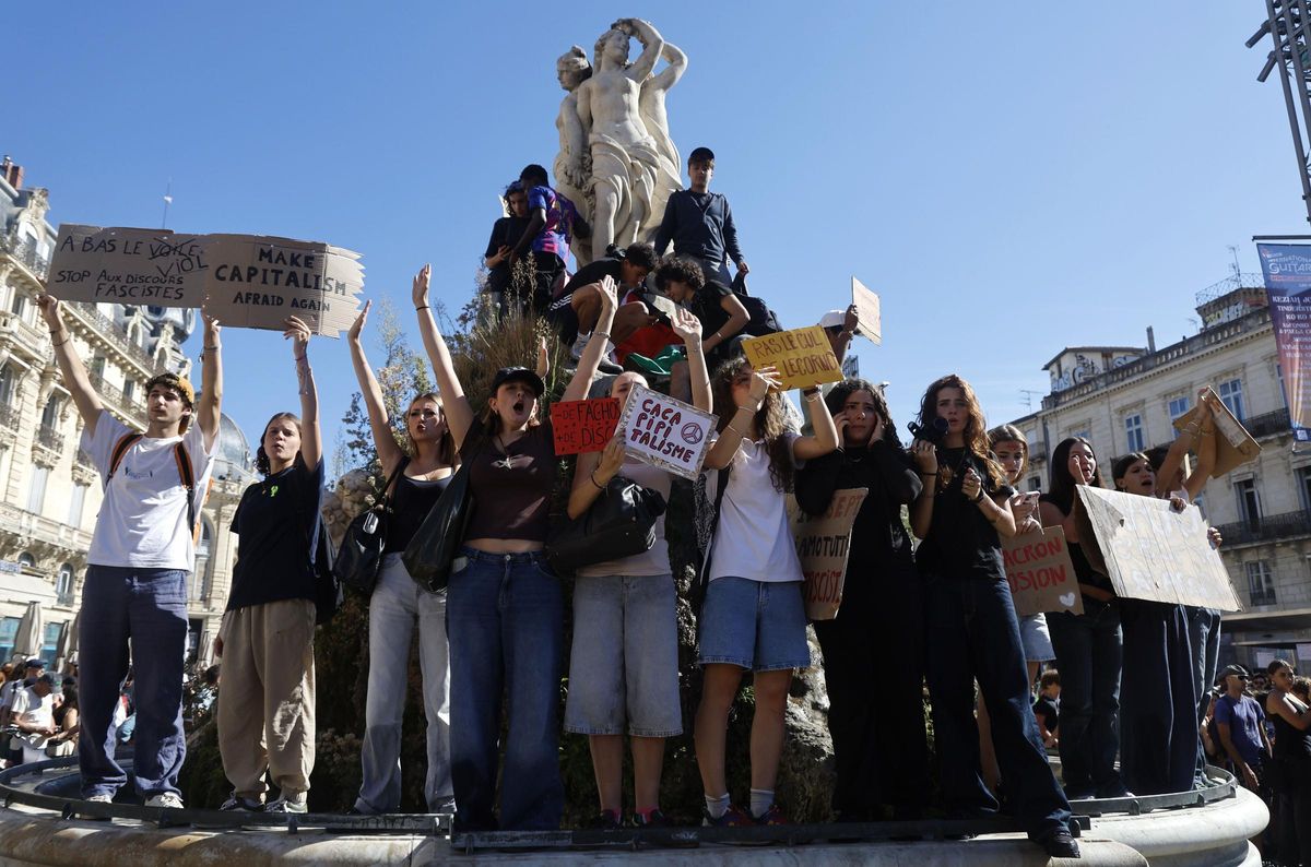 Jóvenes en Montpellier, en la jornada de protesta convocada en Francia bajo el lema 'Bloquons tout" (Bloqueemos todo), contra los recortes presupuestarios que pretende el presidente Macron.