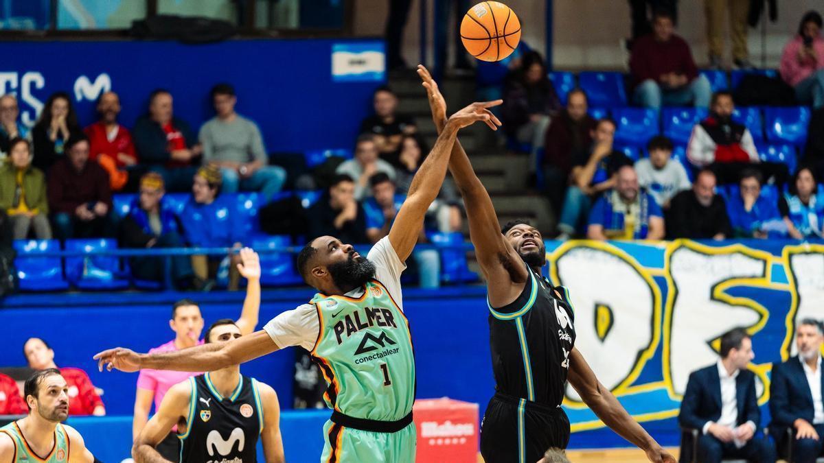 Salto inicial del partido disputado este martes entre el Estudiantes y el Palmer Basket