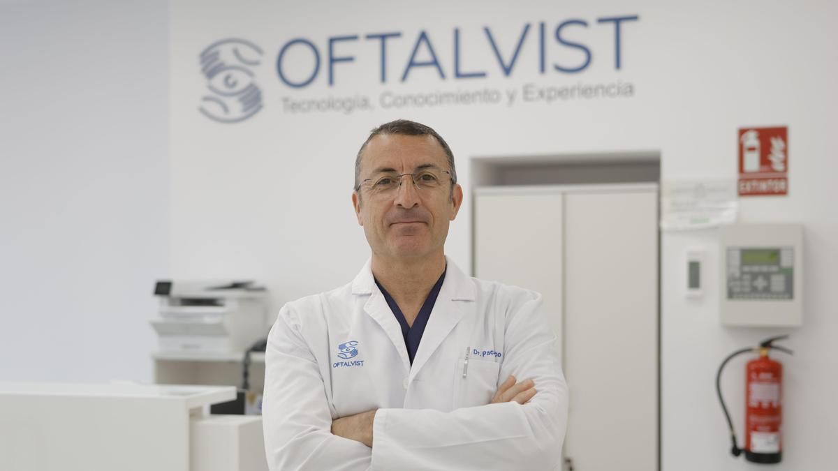 El doctor Manuel Pacheco, en la Clínica Oftalvist de Cáceres.