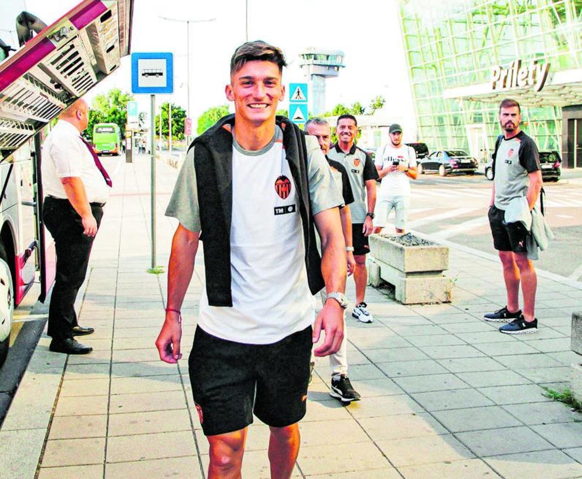 La expedición del Valencia llegaba ayer a Eslovaquia, donde hoy disputará un amistoso. En la imagen, el último fichaje, Pepelu. | VCF