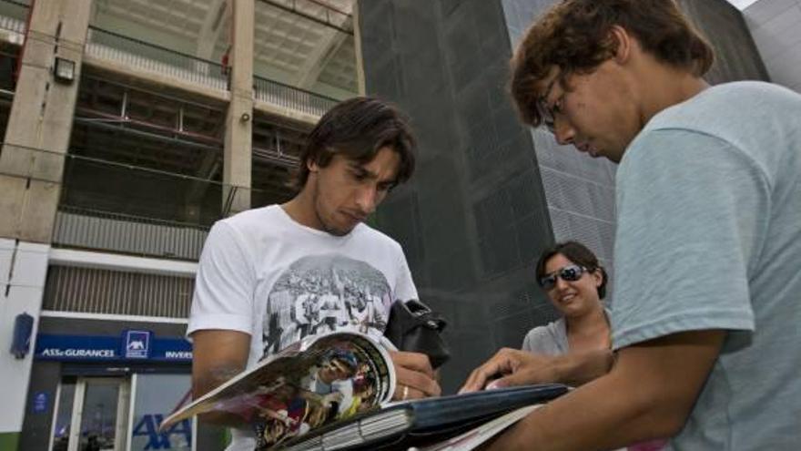 Damián Suárez firmando autógrafos a un aficionado