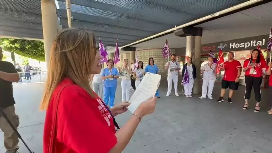 Concentración frente al Hospital de Alicante ante la "situación límite" de la sanidad pública