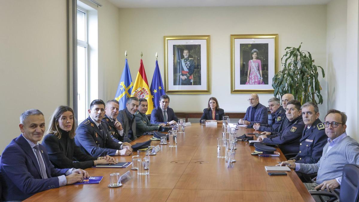 Mandos de la Policía Nacional, Policía Local y Guardia Civil durante una de las reuniones de para organizar los dispositivos del derbi durante la pasada temporada.