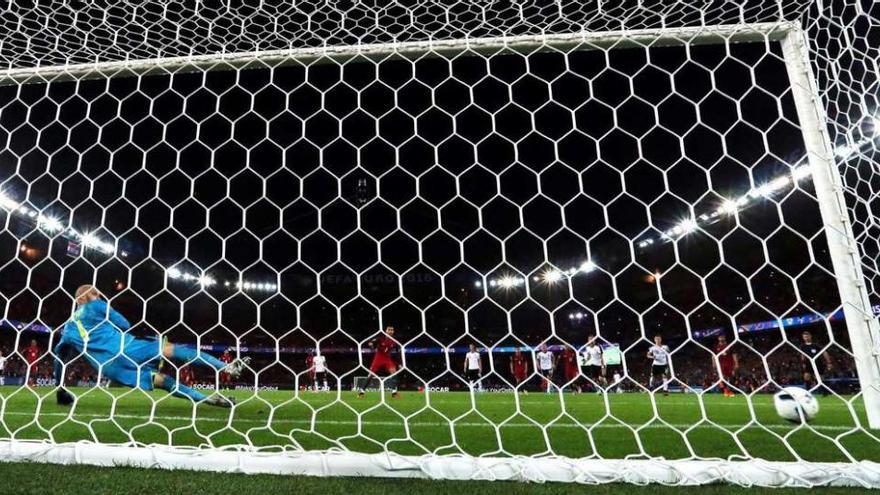 Ronaldo lanza al poste el penalti que tuvo Portugal a diez minutos del final del partido. // Efe