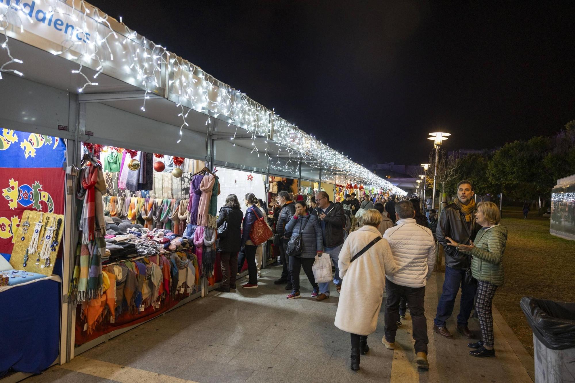 Fotos | Los ciudadanos llenan los mercadillos navideños de Palma