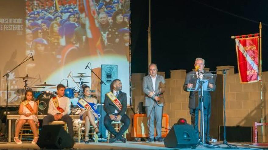 Vicente Galvañ «Matías» en el atril durante el «pregón» junto al presidente y los cargos festeros de 2018.