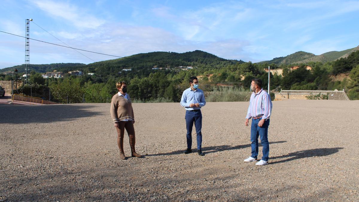 El alcalde de l&#039;Alcora, Samuel Falomir (c), junto a los ediles Huguet y Porcar, en Araia.