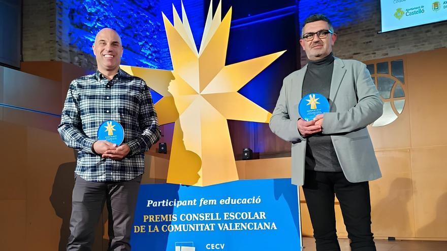 Eugenio Henriques López i Carlos Jesús Raga García, els docents coordinadors del projecte, amb els guardons.    | LEVANTE-EMV