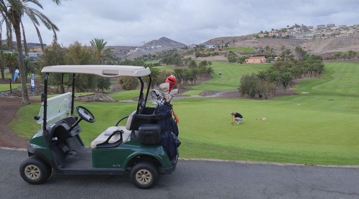 Un deportista marca la posición de la boca en el campo de Salobre Golf, en San Bartolomé de Tirajana. | ANDRÉS CRUZ