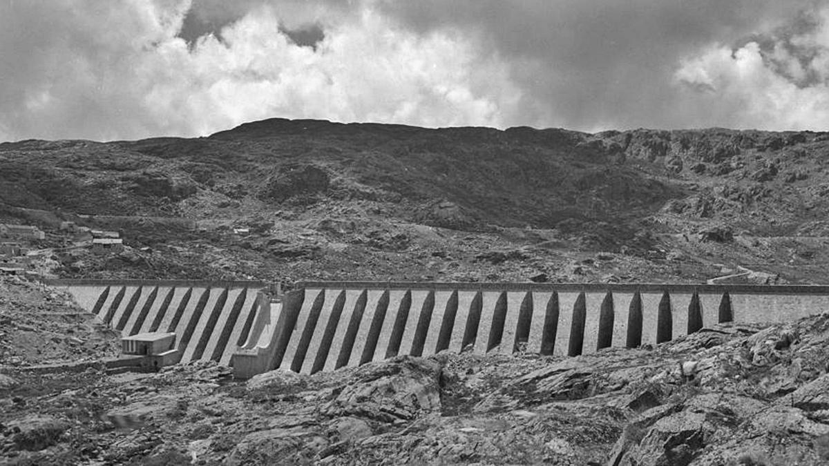 La presa de Moncabril en Vega de Tera en 1957, dos años antes de la fatídica rotura que acabó con la vida de 144 vecinos de Ribadelago. | Pando Barrero (IPCE)