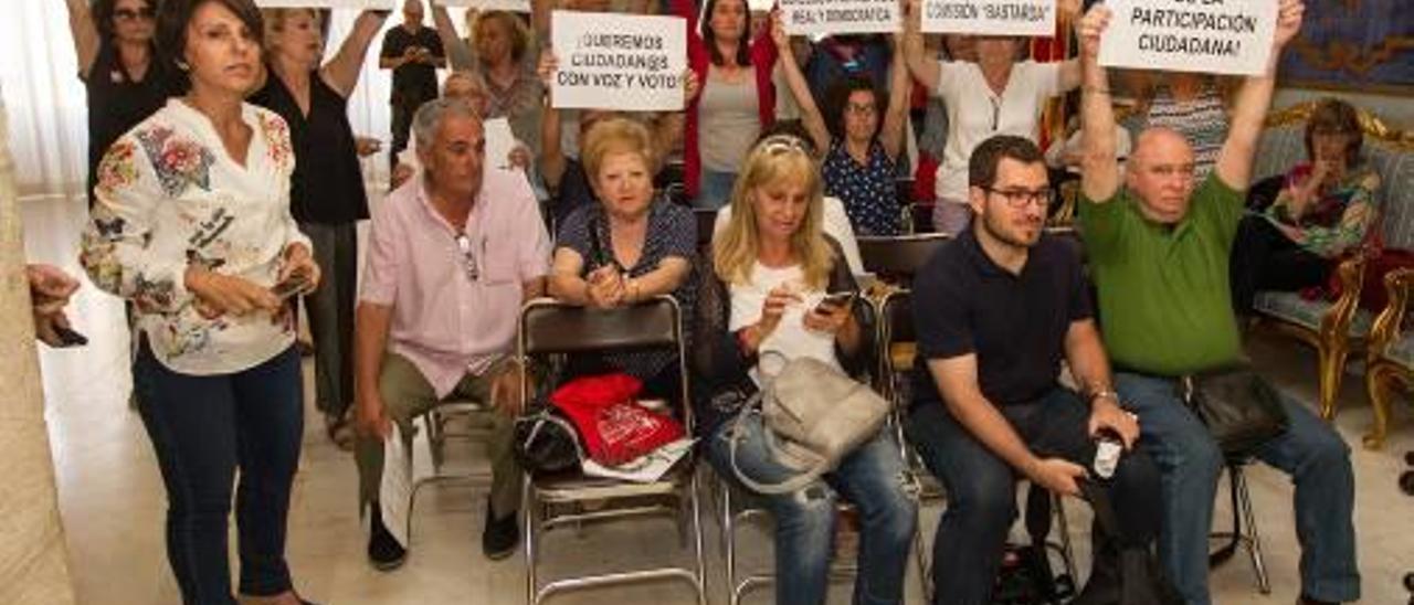 Colectivos sociales protestan contra la comisión en el último pleno.