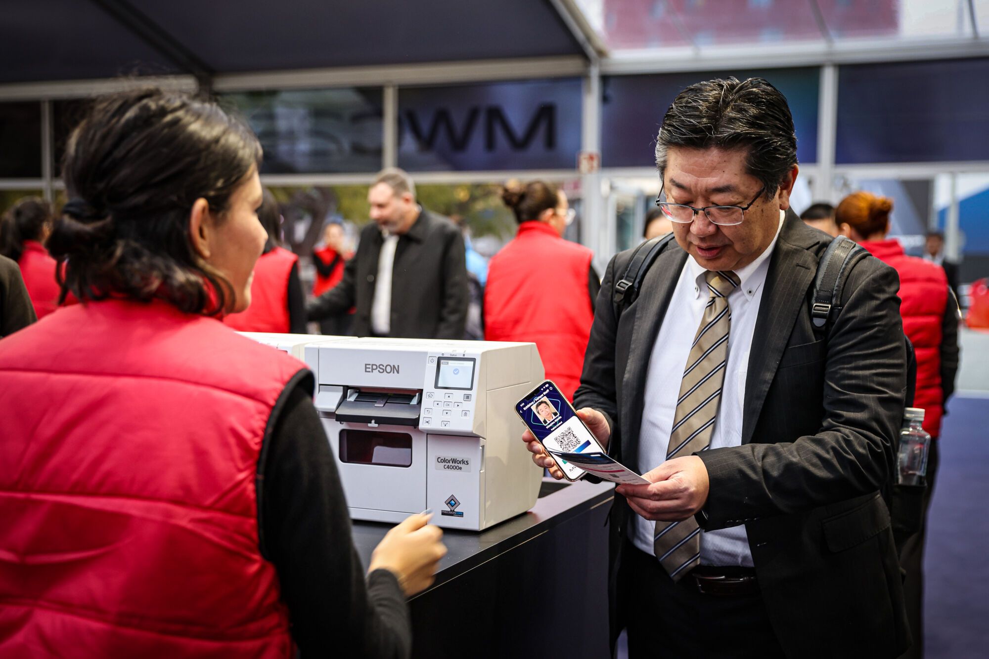 Un home entra al MWC25